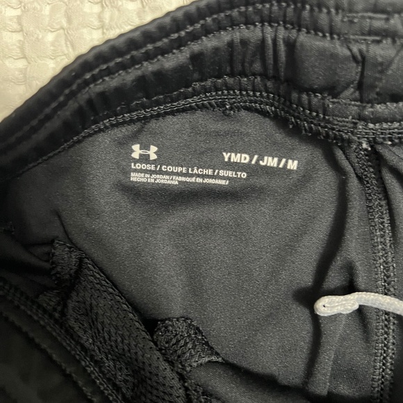 Boys Under Armour basketball shots ( used) Youth Medium - Picture 6 of 6